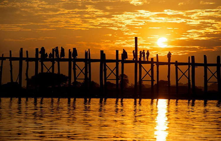 u-bein-bridge-at-sunset