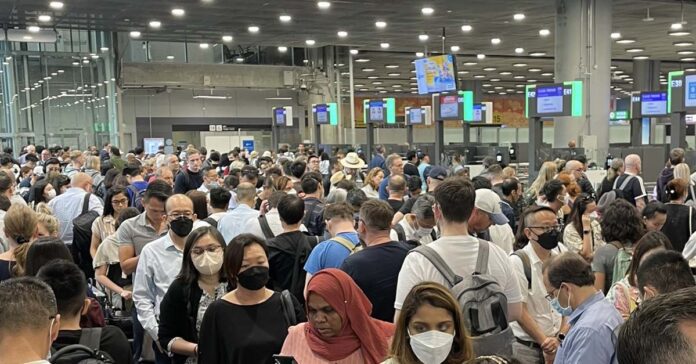 Long lines at Suvarnabhumi International Airport (Photo: Thomas Cristofoletti via Twitter)