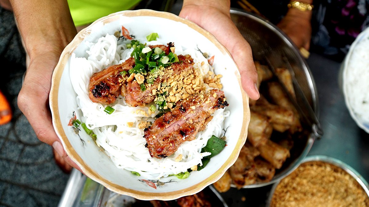 1200px2-1529371837-1620801203-2892-1620808915 Ms. Tuyens shop is a popular address in Saigon for rice noodles with grilled pork. Photo by VnExpress/Di Vy.