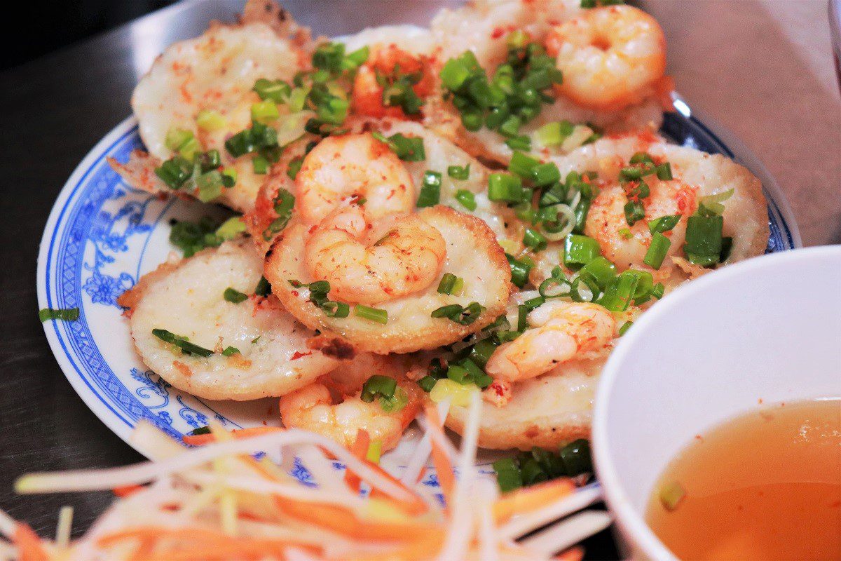 A plate of hot banh khot. Photo courtesy of Huynh Nhi.