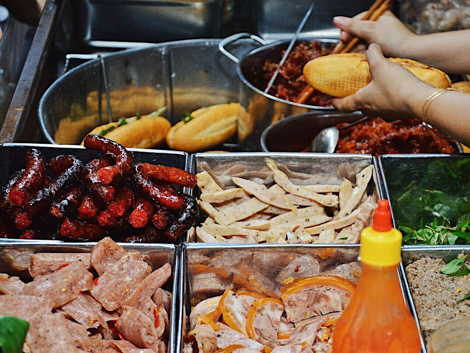 A banh mi stall near Truong Tien Bridge in Hue. Photo by VnExpress/Ngoc Tran