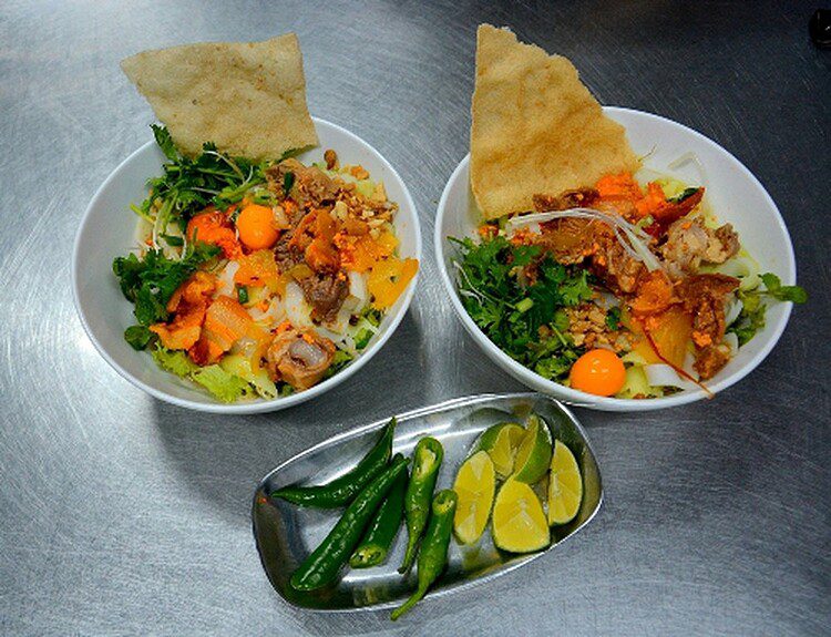 qa1-1614768144-1548-1614768541 The Quang noodles have a distinct flavor. A bowl of this delicious dish contains noodles, broth, pork and fresh vegetables topped with scallion, cilantro and peanuts. The broth has the sweetness of finely crushed shrimp and the elements on this dish complement each other so well.