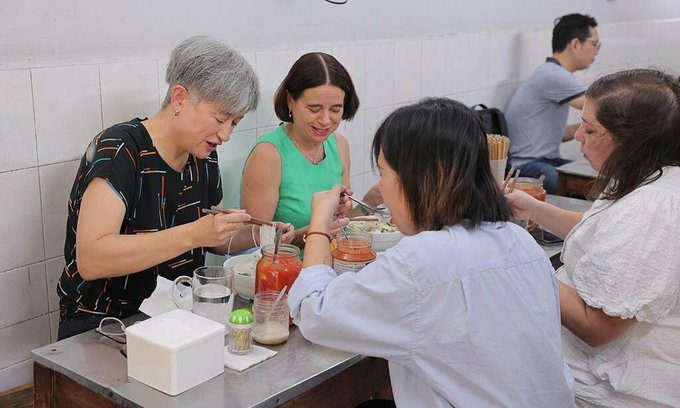 290385751403135788525399257190-3727-9437-1656321997_680x408 Australian foreign minister enjoys chicken noodle soup in Hanoi