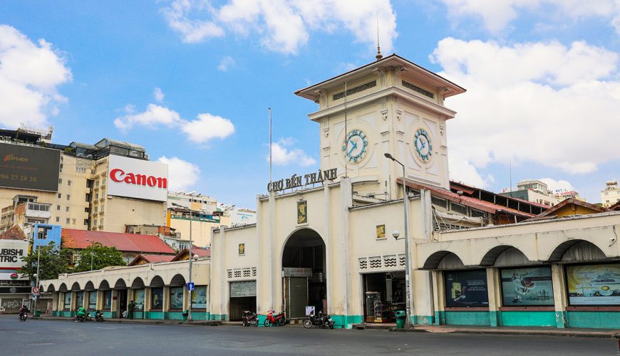 Ben Thanh Market, a popular tourist zone in HCMC, has suffered poor business after two years of Covid. Photo by VnExpress/Quynh Tran