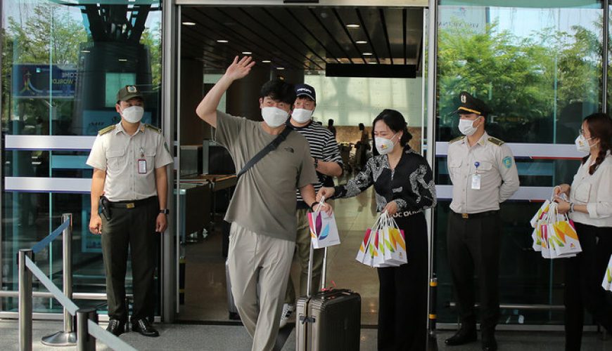 International visitor number quadruples in April