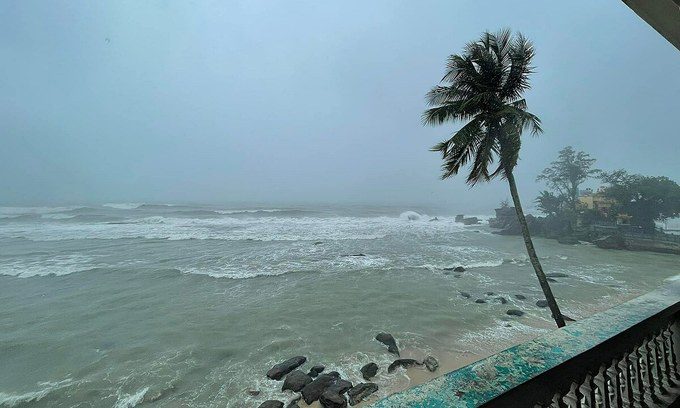 290624751413764044129716640636-7664-4790-1657764404_680x408 Stranded tourists in Phu Quoc struggle as bad weather disrupts travel