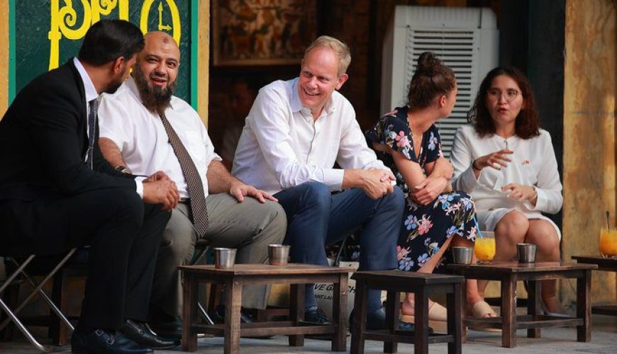 Senior British official visits Hanoi's Old Quarter, Imperial Citadel