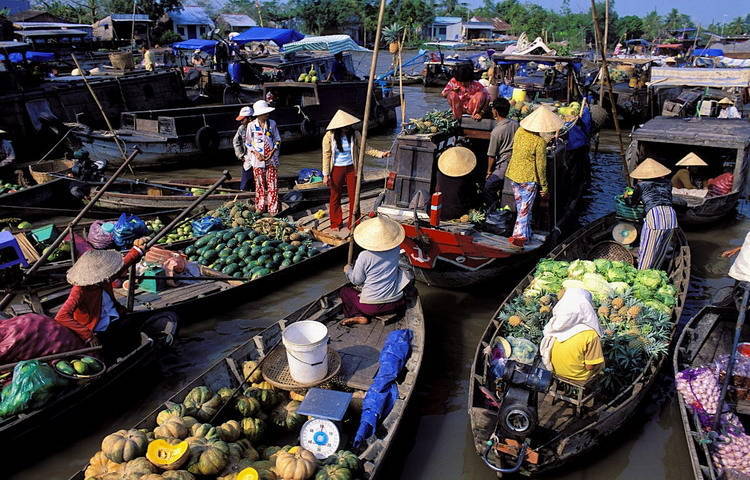 Tourists trying local fruits on a boat in Cai Rang floating market, Can Tho Cantho_ cai-rang-floating-market