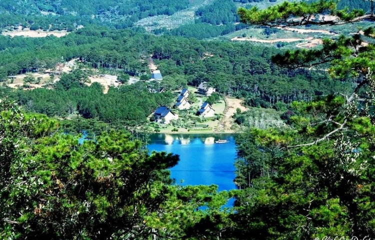 Peaceful scene of Da Lat Dalat_ Tuyen-Lam-Lake