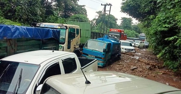 Landslides on Route 8A in Laos Leave 110 Vehicles, 70 People Stranded