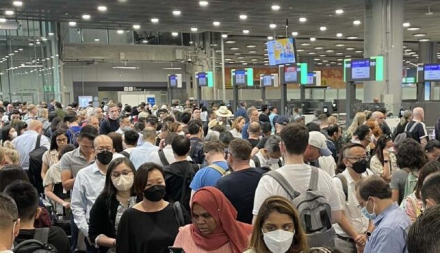 Long lines at Suvarnabhumi International Airport (Photo: Thomas Cristofoletti via Twitter)